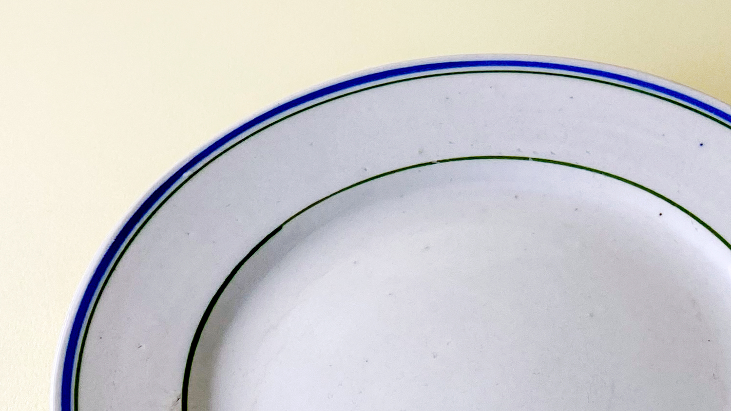 統制陶器 皿 | Photo ©梶谷いこ
