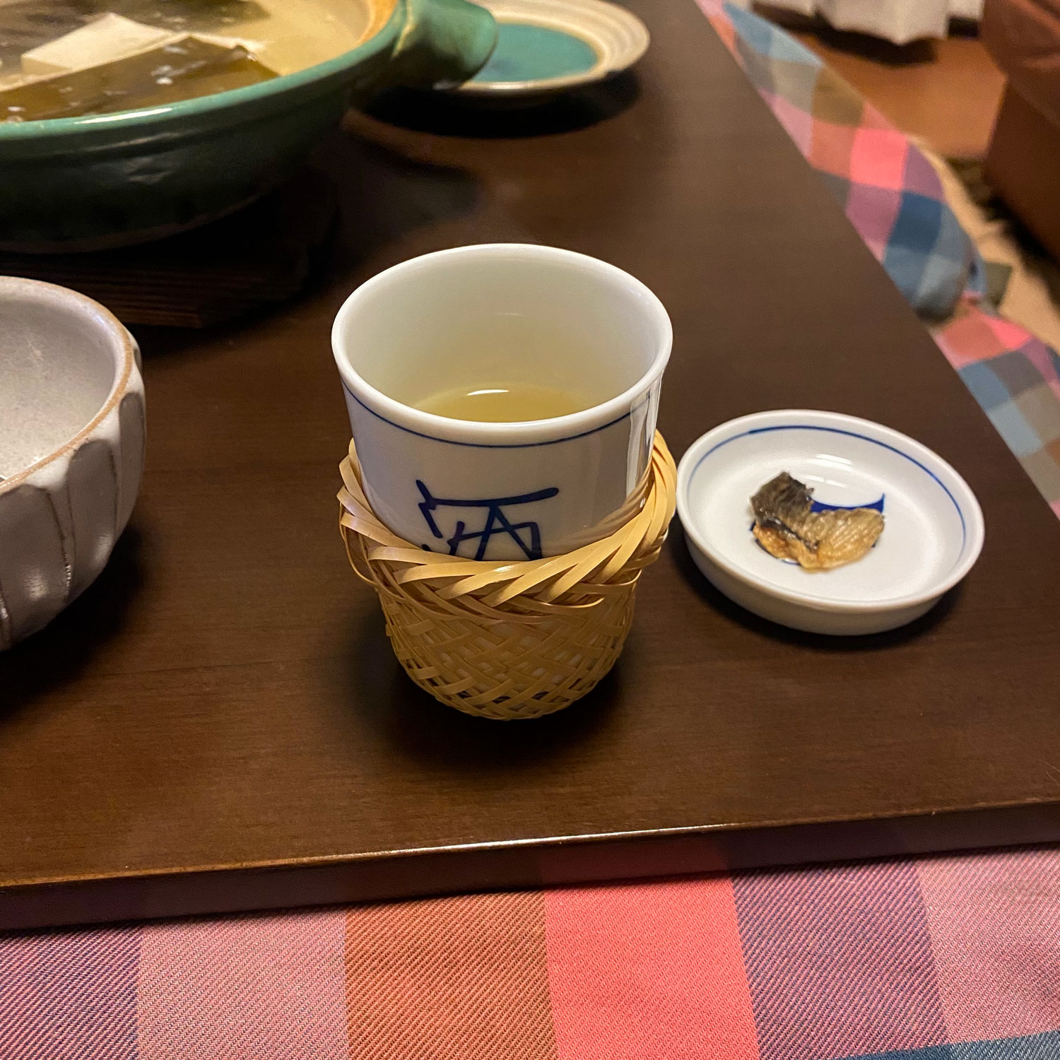 砥部焼 ひれ酒カップ | Photo ©梶谷いこ