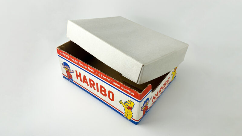 HARIBOの空き箱 | Photo ©梶谷いこ