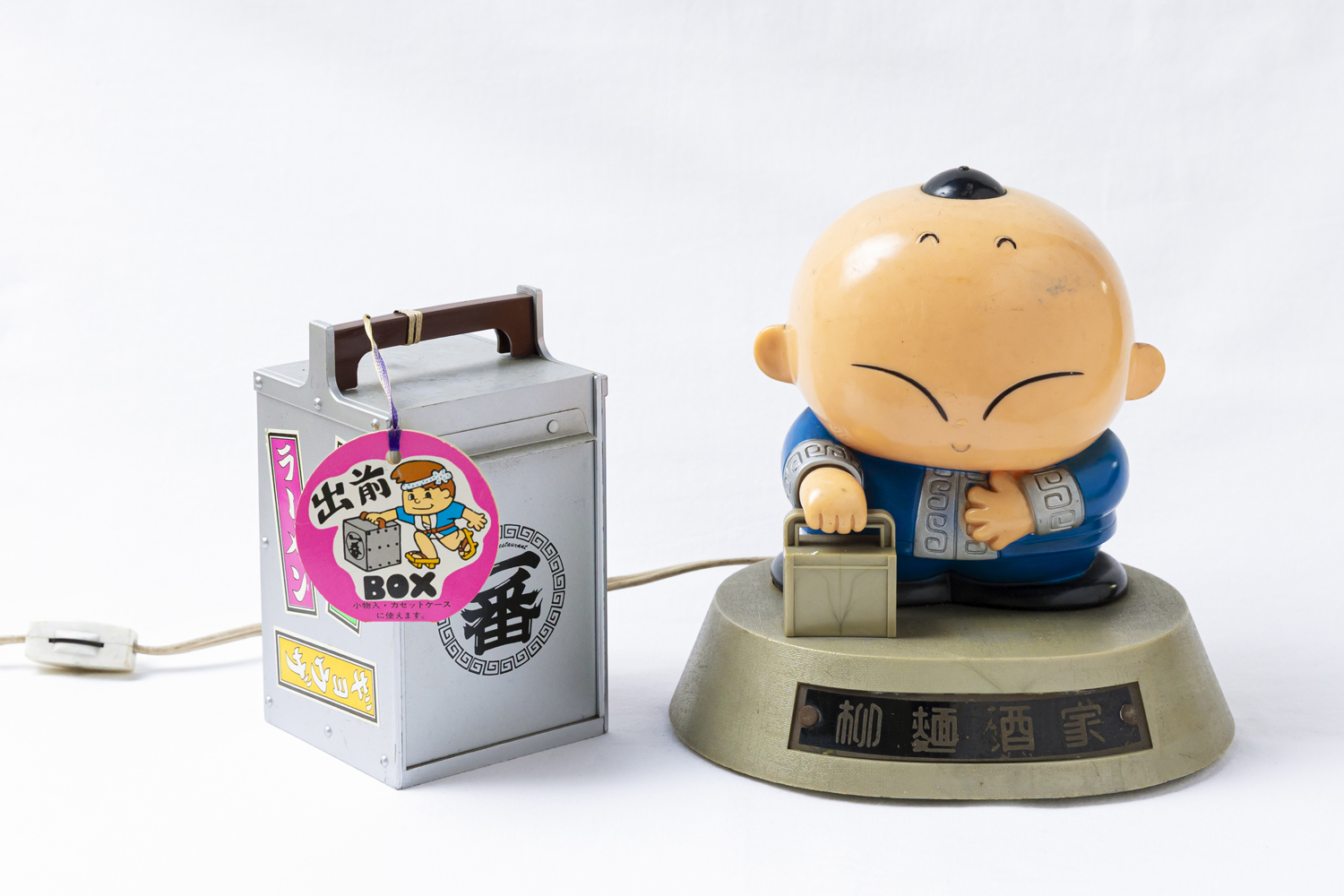 『柳家酒家ライト』『おかもちケース』 | Photo ©畔柳純子