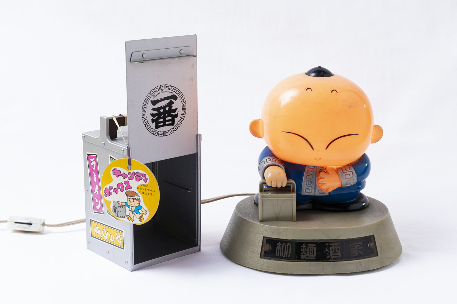 『柳家酒家ライト』『おかもちケース』 | Photo ©畔柳純子