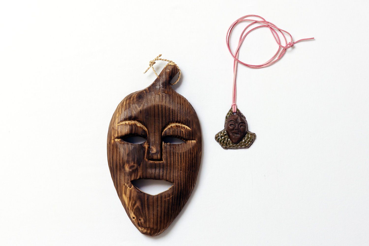 『パーントゥ仮面』『パーントゥペンダント』 | Photo ©畔柳純子