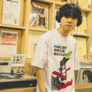 「中原昌也アートワーク Remix Tシャツコレクション」『SHOCKS! SHOCKS! SHOCKS!』ショートスリーブ Remixed by 河村康輔 | Photo ©寺沢美遊
