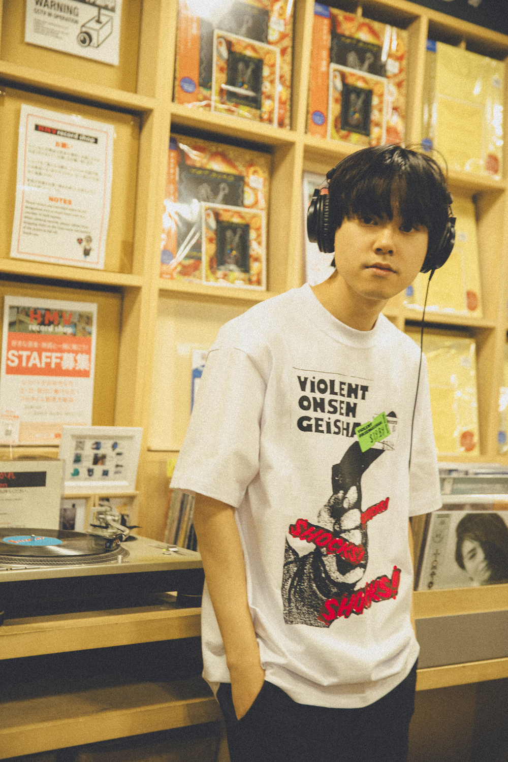 「中原昌也アートワーク Remix Tシャツコレクション」『SHOCKS! SHOCKS! SHOCKS!』ショートスリーブ Remixed by 河村康輔 | Photo ©寺沢美遊