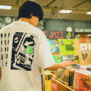 「中原昌也アートワーク Remix Tシャツコレクション」『マリ&フィフィの虐殺ソングブック』ショートスリーブ Remixed by SKATETHING「中原昌也アートワーク Remix Tシャツコレクション」 | Photo ©寺沢美遊