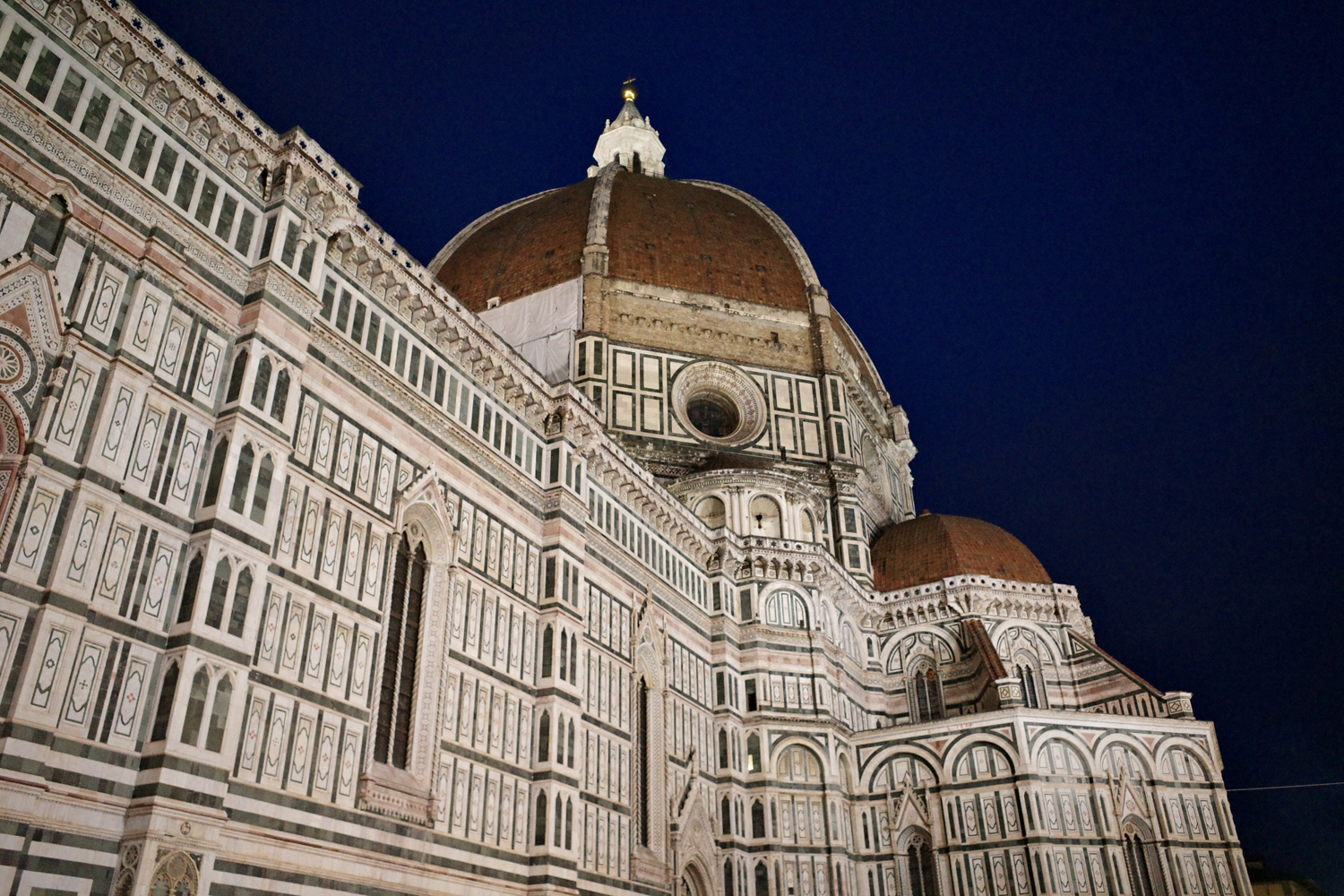 夜空を背景に浮かび上がる教会や市内の建造物 | Photo ©田口杏奈