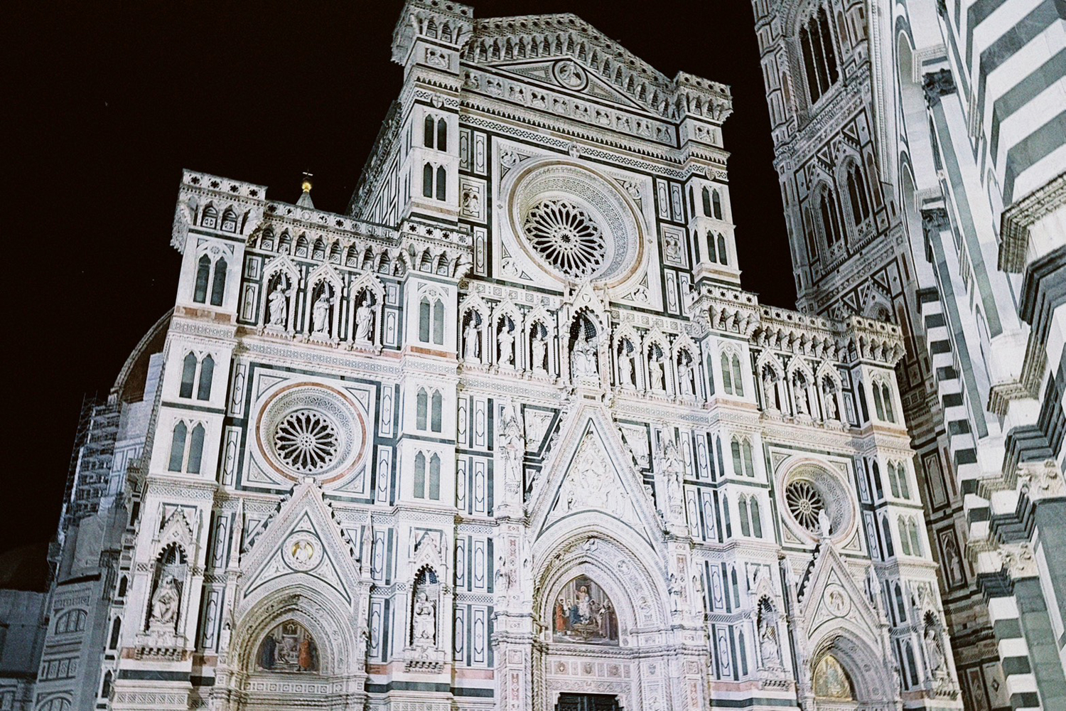 夜空を背景に浮かび上がる教会や市内の建造物 | Photo ©田口杏奈