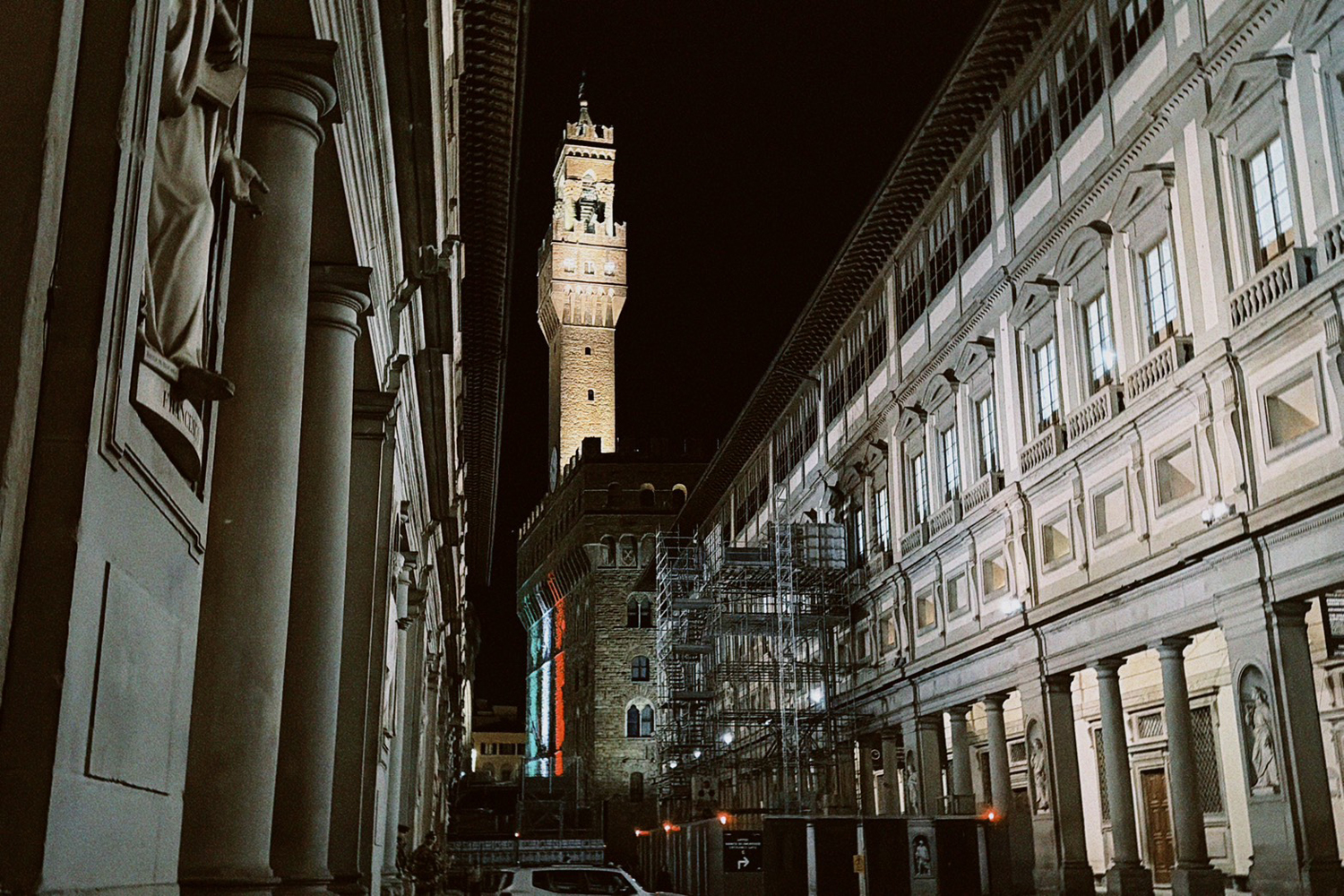 夜空を背景に浮かび上がる教会や市内の建造物 | Photo ©田口杏奈