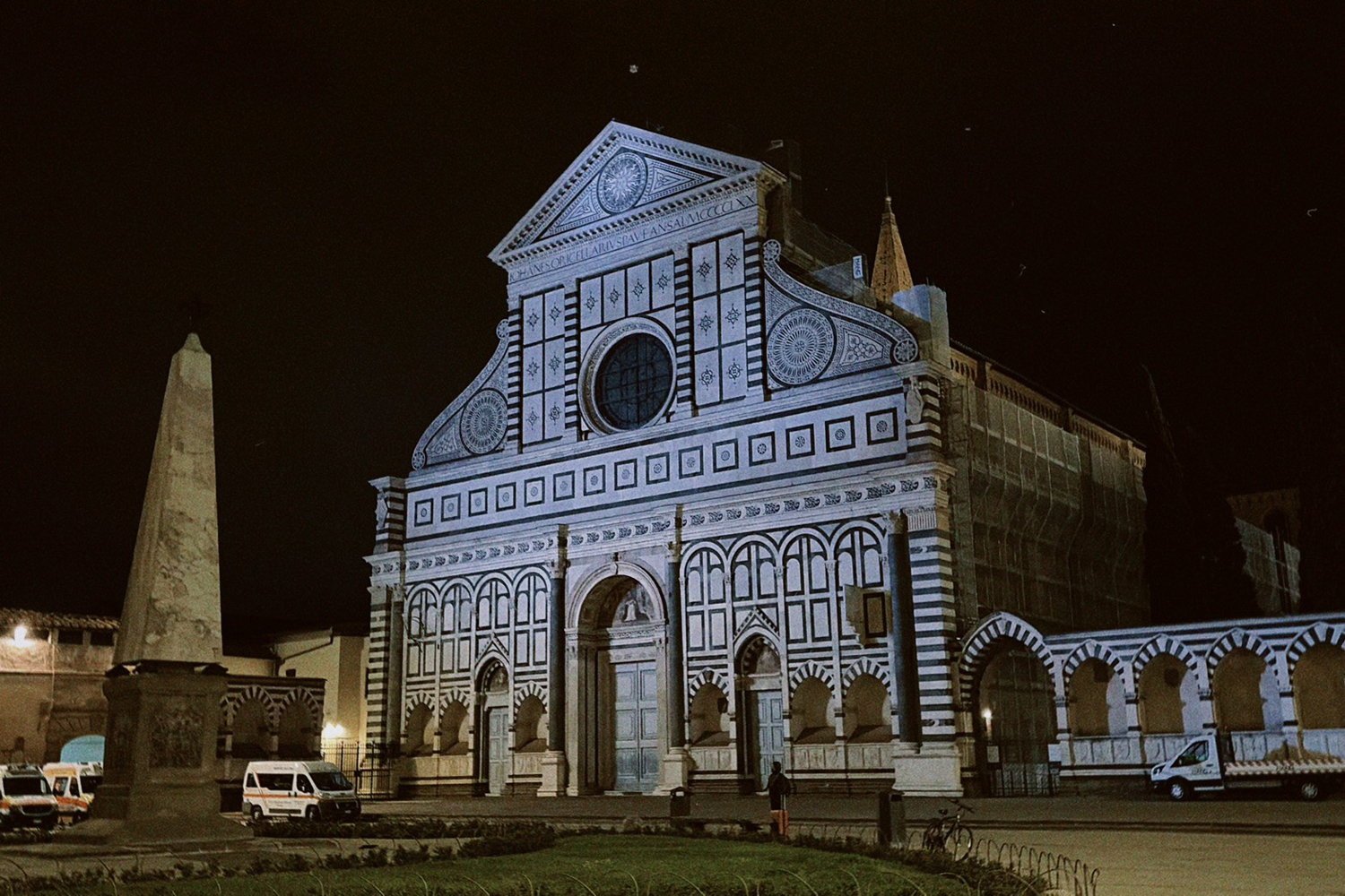 夜空を背景に浮かび上がる教会や市内の建造物 | Photo ©田口杏奈