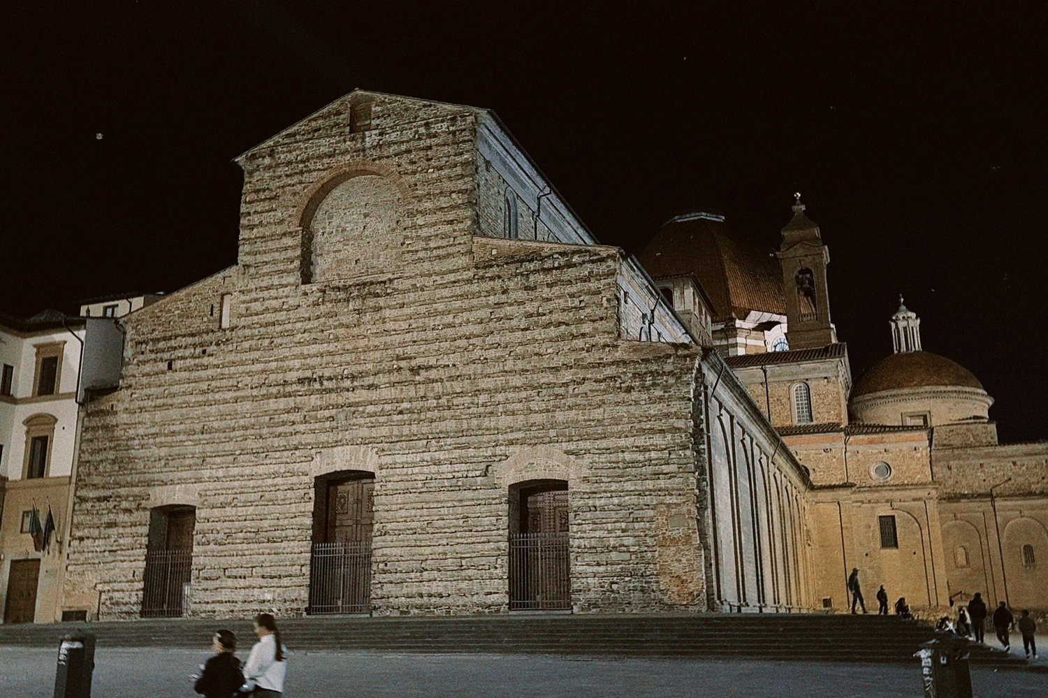夜空を背景に浮かび上がる教会や市内の建造物 | Photo ©田口杏奈