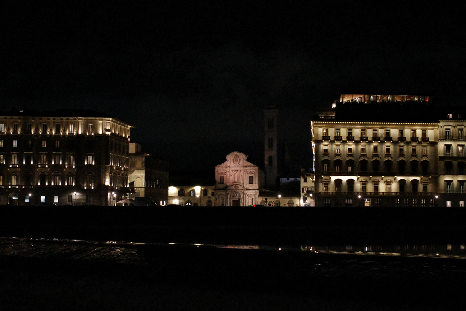 夜空を背景に浮かび上がる教会や市内の建造物 | Photo ©田口杏奈