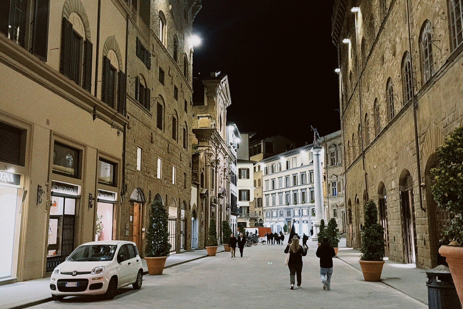広場や橋、暖色の灯りに包まれた路地 | Photo ©田口杏奈