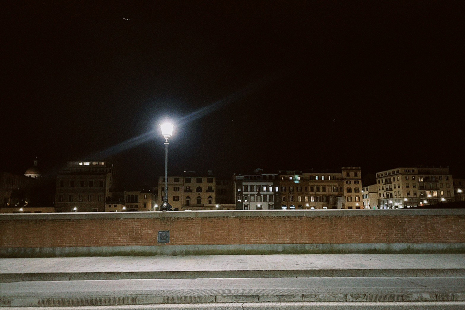 広場や橋、暖色の灯りに包まれた路地 | Photo ©田口杏奈