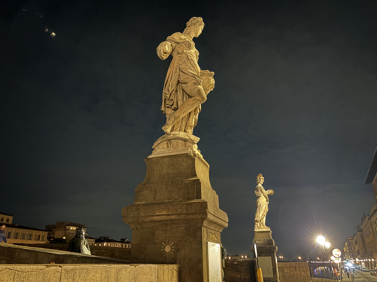 広場や橋、暖色の灯りに包まれた路地 | Photo ©田口杏奈