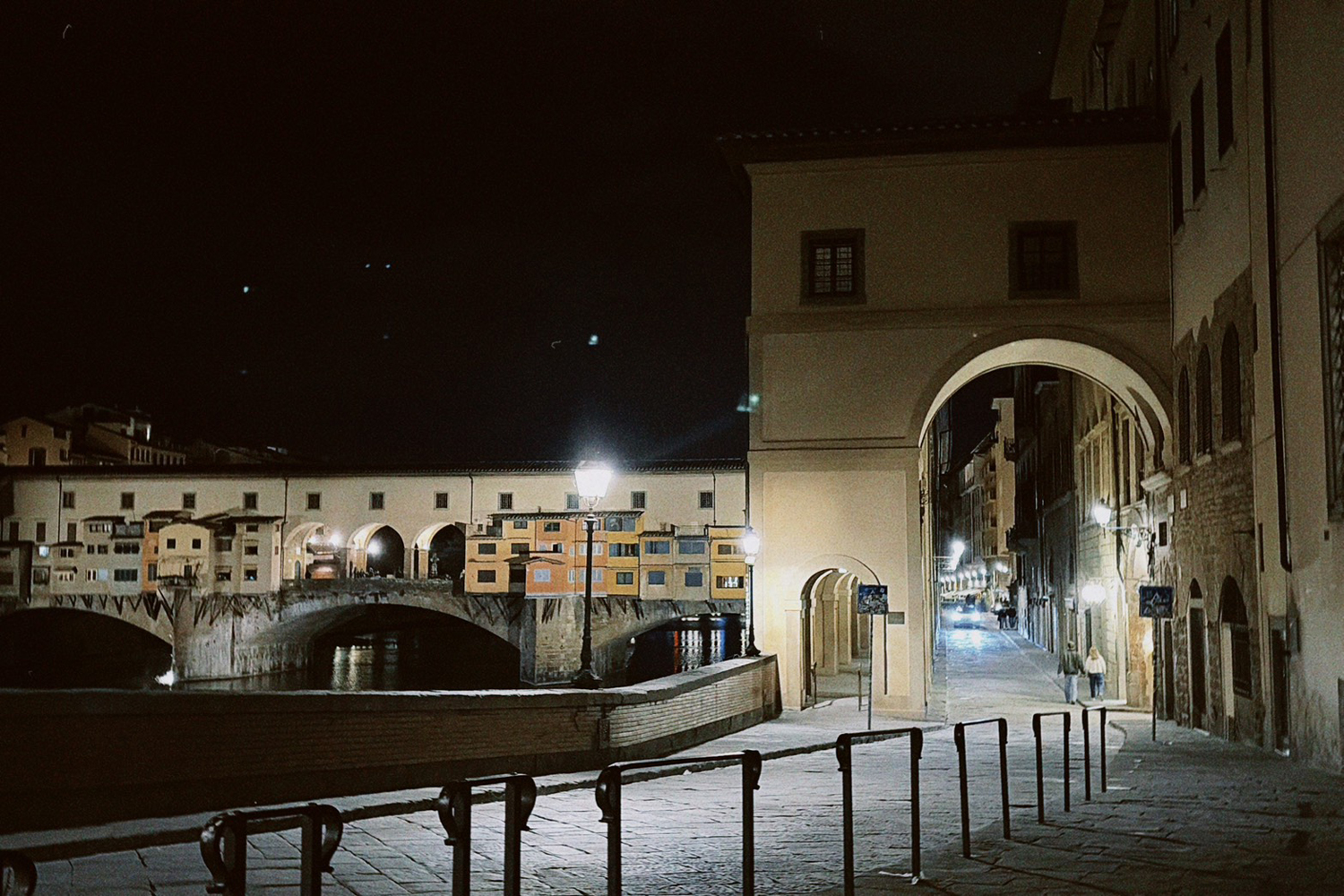 広場や橋、暖色の灯りに包まれた路地 | Photo ©田口杏奈