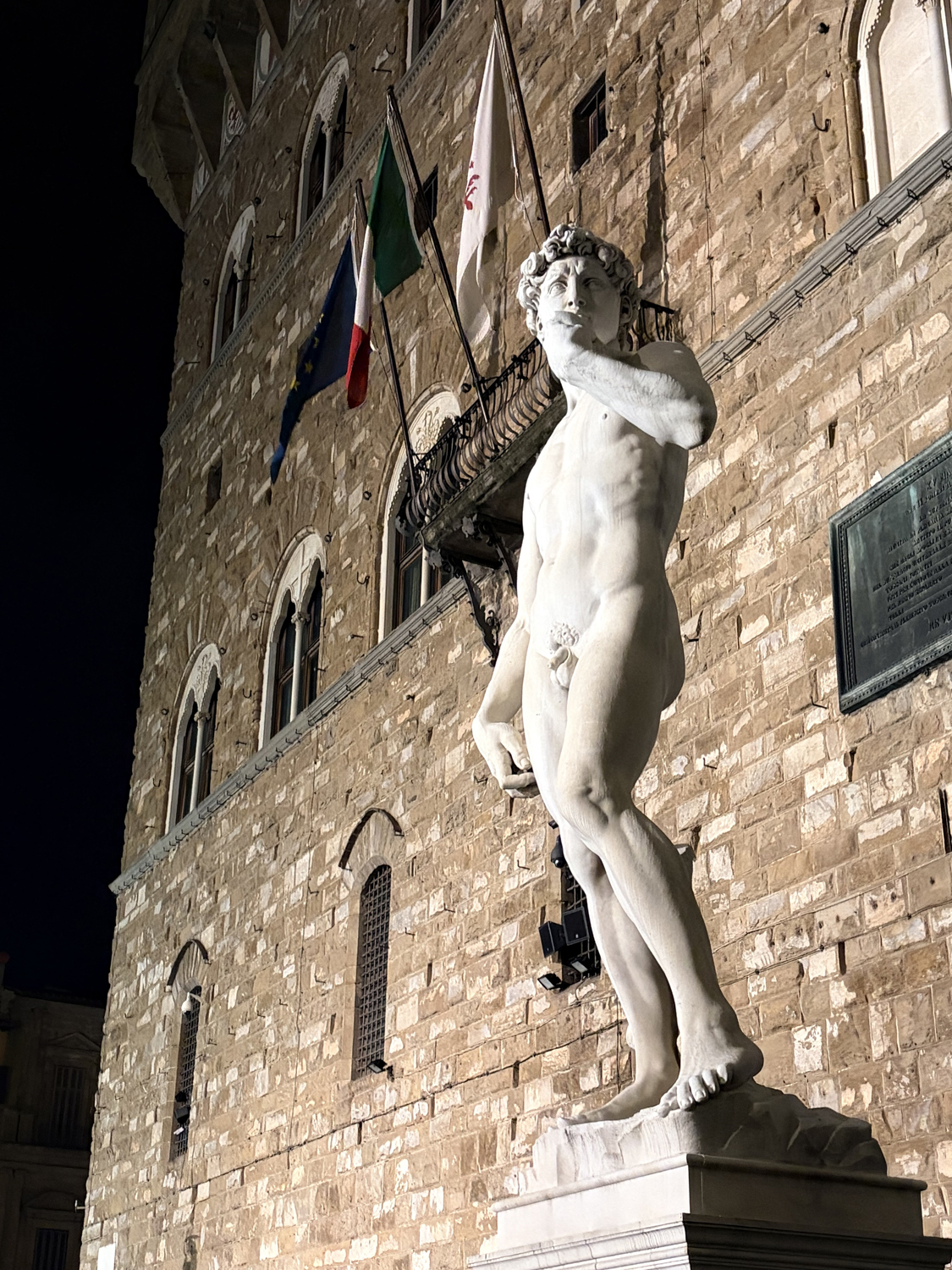 広場や橋、暖色の灯りに包まれた路地 | Photo ©田口杏奈
