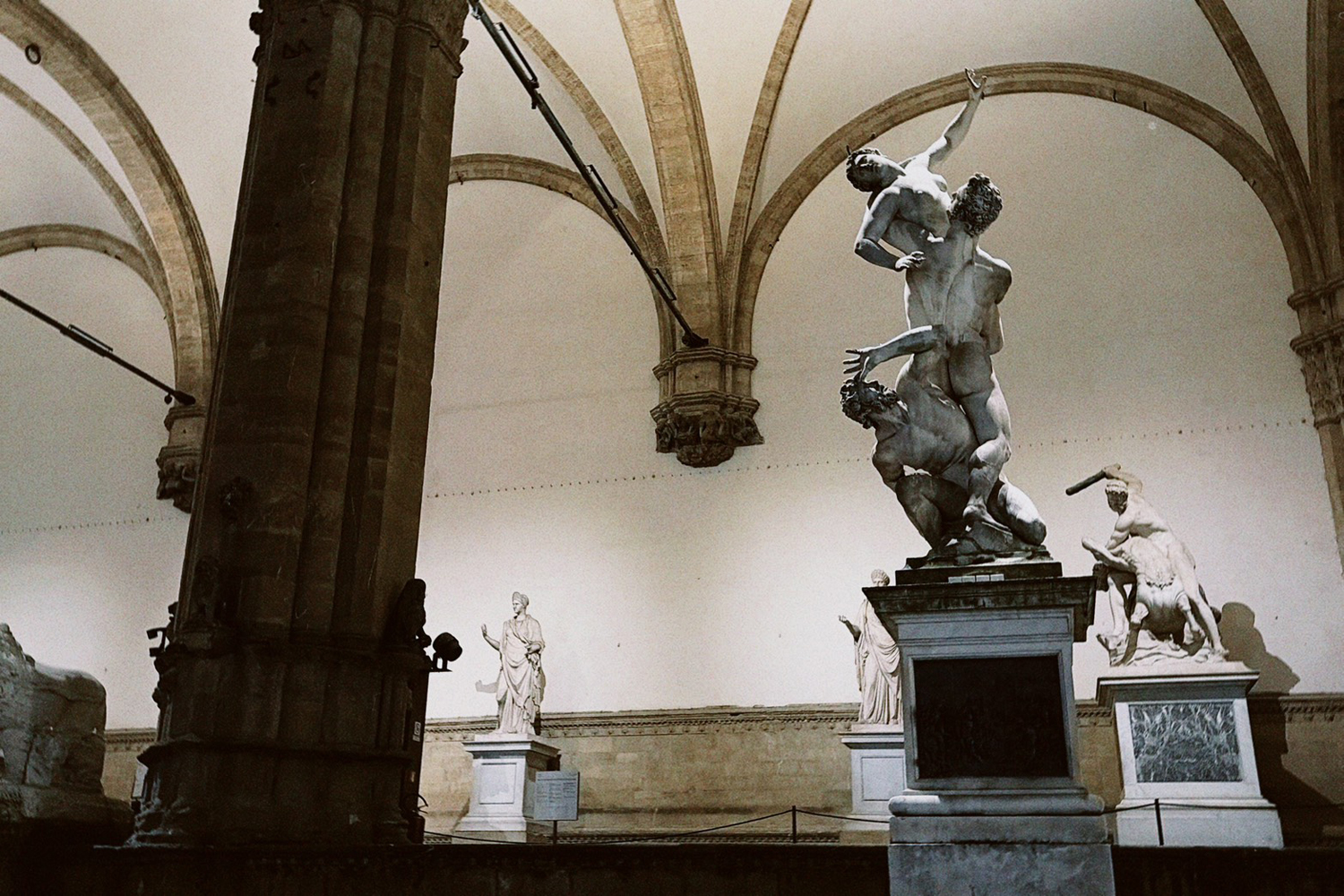 広場や橋、暖色の灯りに包まれた路地 | Photo ©田口杏奈