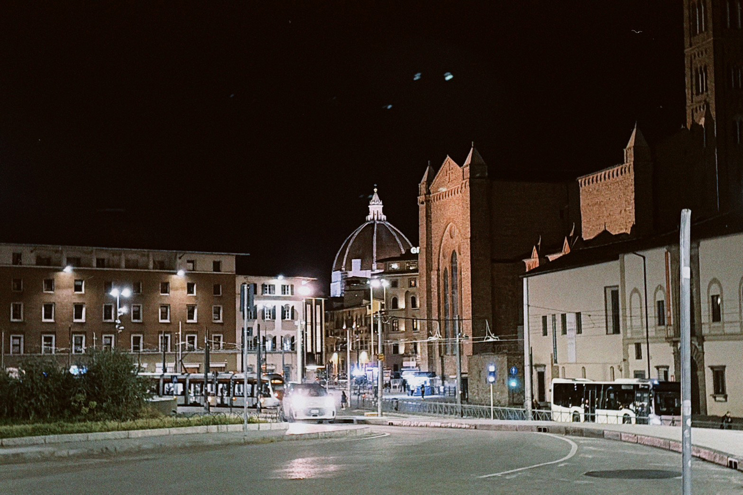 広場や橋、暖色の灯りに包まれた路地 | Photo ©田口杏奈