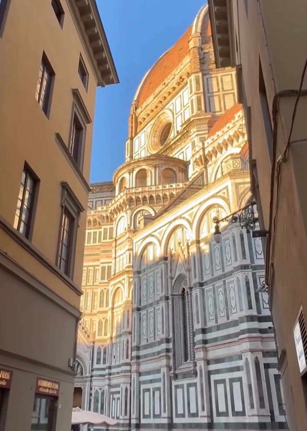 路地の隙間からのぞくドゥオモ | Photo ©田口杏奈