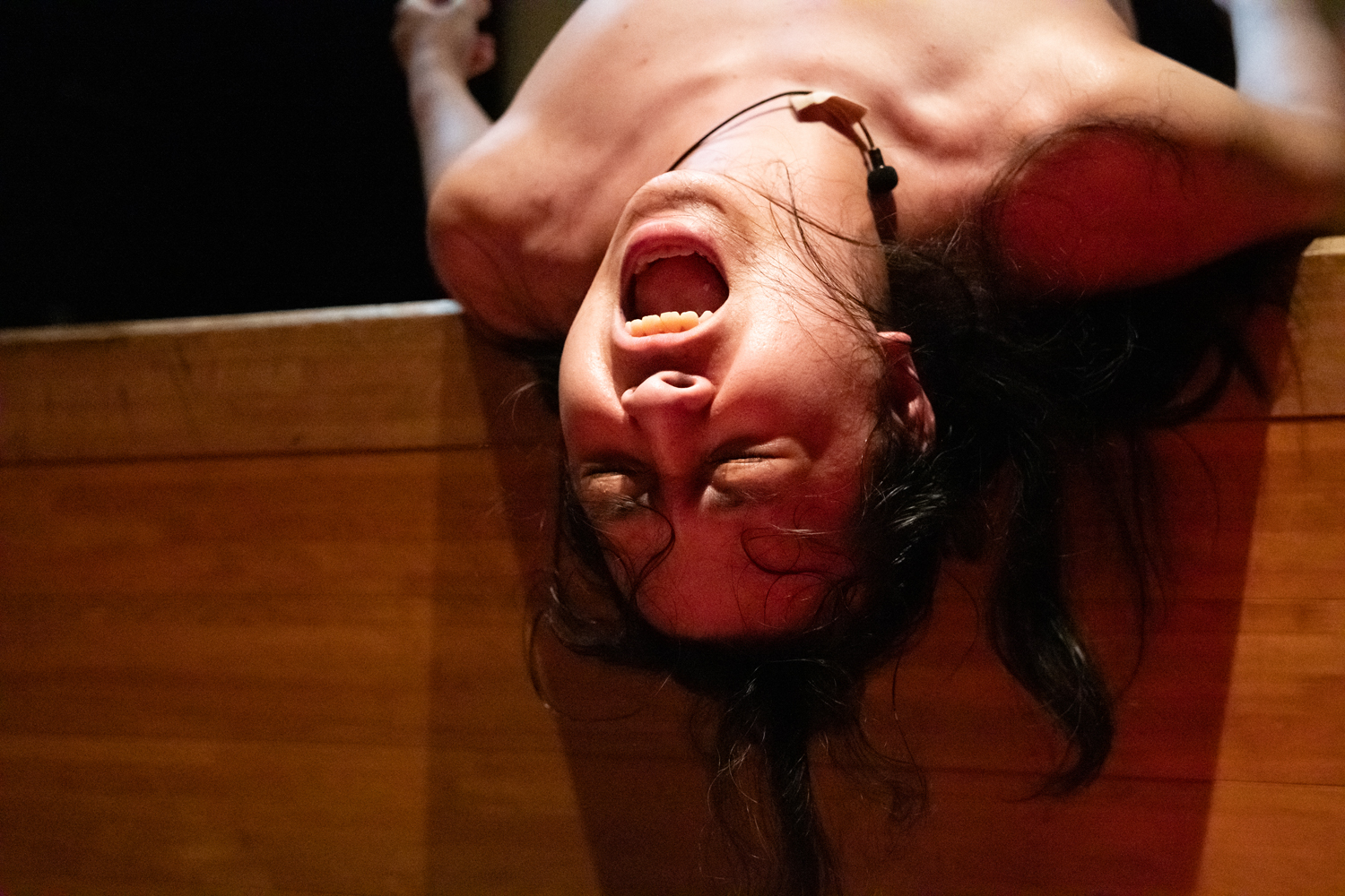 かつてなく自由にダンスを名乗るための煙が立つ会 JACKSON kaki テクノロジーダンス さるかに合戦 | Photo ©草本利枝