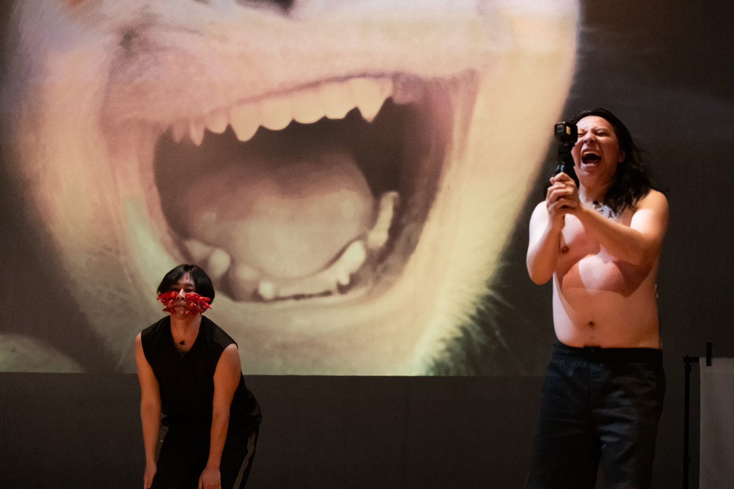 かつてなく自由にダンスを名乗るための煙が立つ会 JACKSON kaki テクノロジーダンス さるかに合戦 | Photo ©草本利枝