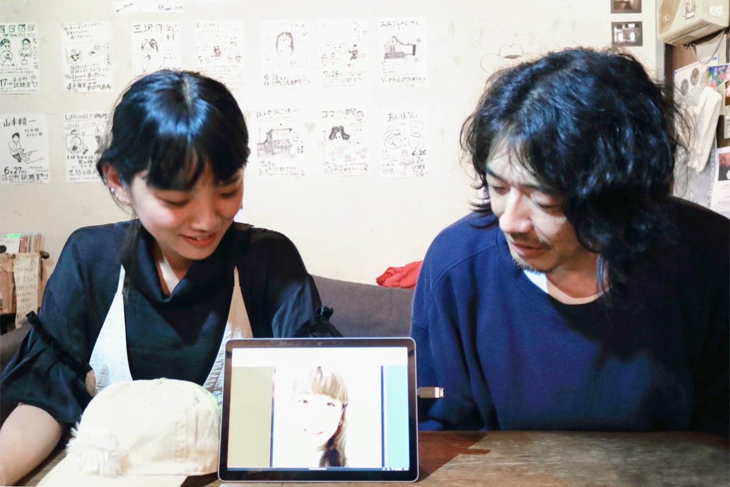 タカハシシカロ + 染谷 藍さん (ディスプレイ内) + 三沢洋紀 | Photo ©久保田千史