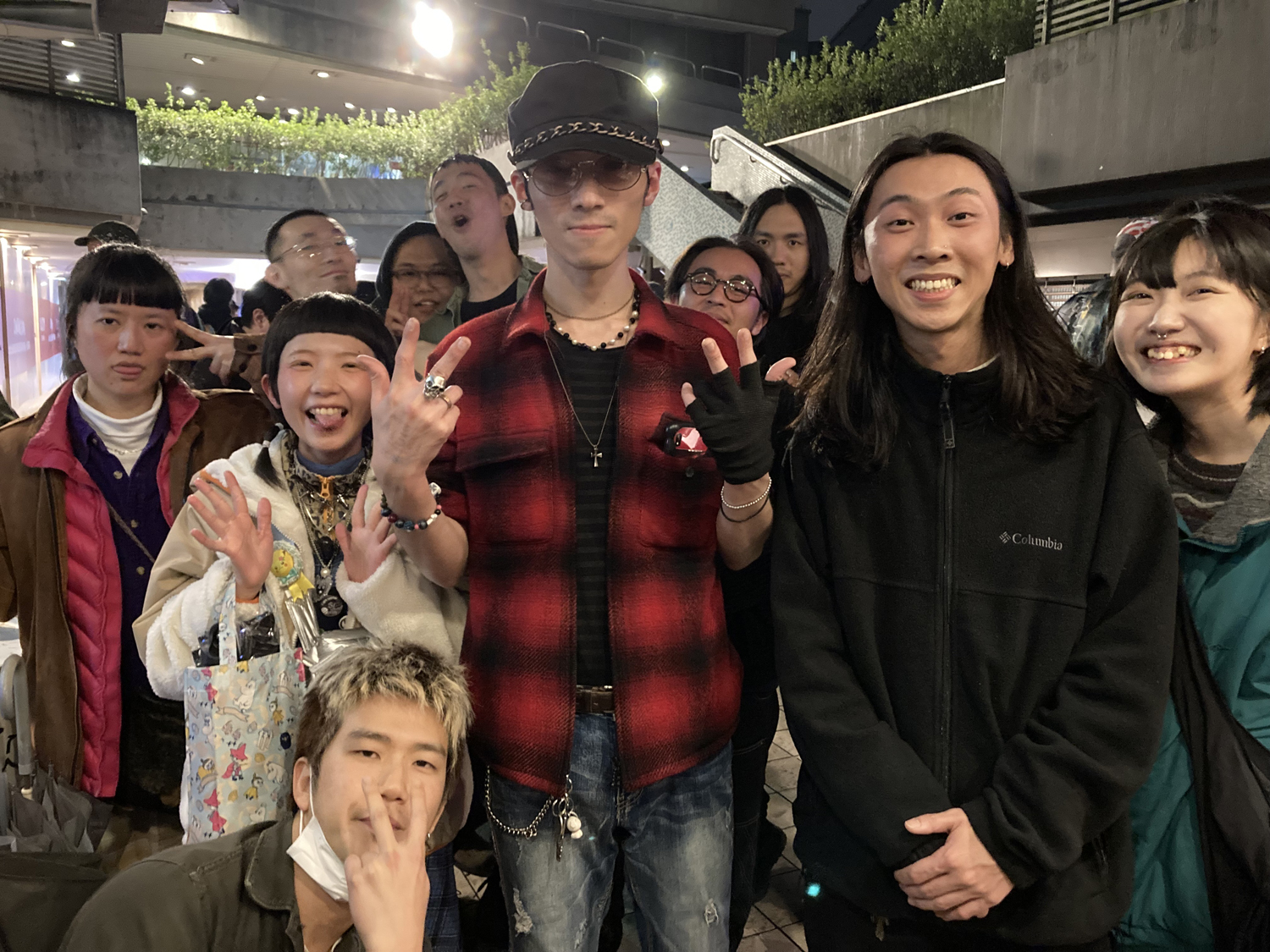 Zie @台湾（右隣が陳逸）